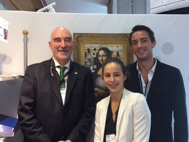 François Arcand, chef de l’initiative in silica à SiliCycle, avec Clémence Benatar et Dylan Poiret de l'Université du Havre, gagnants du premier prix du Défi Cosmétique in silica 2016